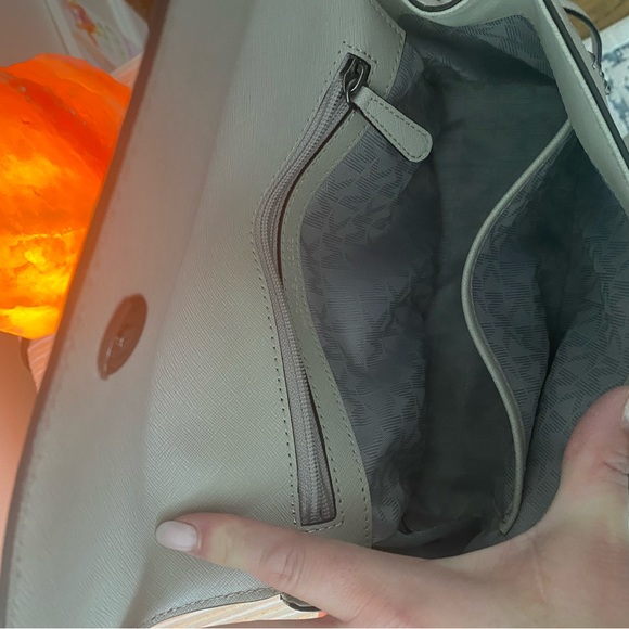 Beautiful Michael kors bag they color it’s beautiful for all year round - Picture 2 of 3